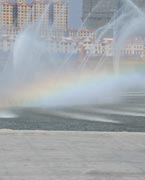 晉陽湖噴泉
　　晉陽湖公園是城市綜合型生態(tài)濱水公園，其景觀工程分為10大區(qū)域，有生態(tài)自然游覽區(qū)、僑鄉(xiāng)文化廣場區(qū)、古厝文化體驗(yàn)區(qū)、濕地生態(tài)科普區(qū)、城市文化廣場區(qū)、生態(tài)島休閑區(qū)、山林沙地游玩區(qū)和水上活動區(qū)。 