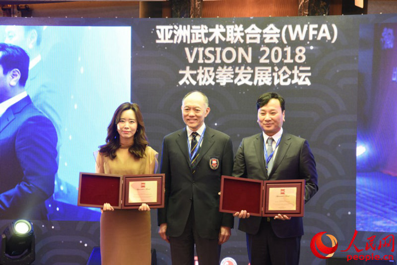 霍震寰主席向周玉波總經(jīng)理和樸昶范會(huì)長(zhǎng)頒發(fā)了功勞獎(jiǎng)。裴埈基攝