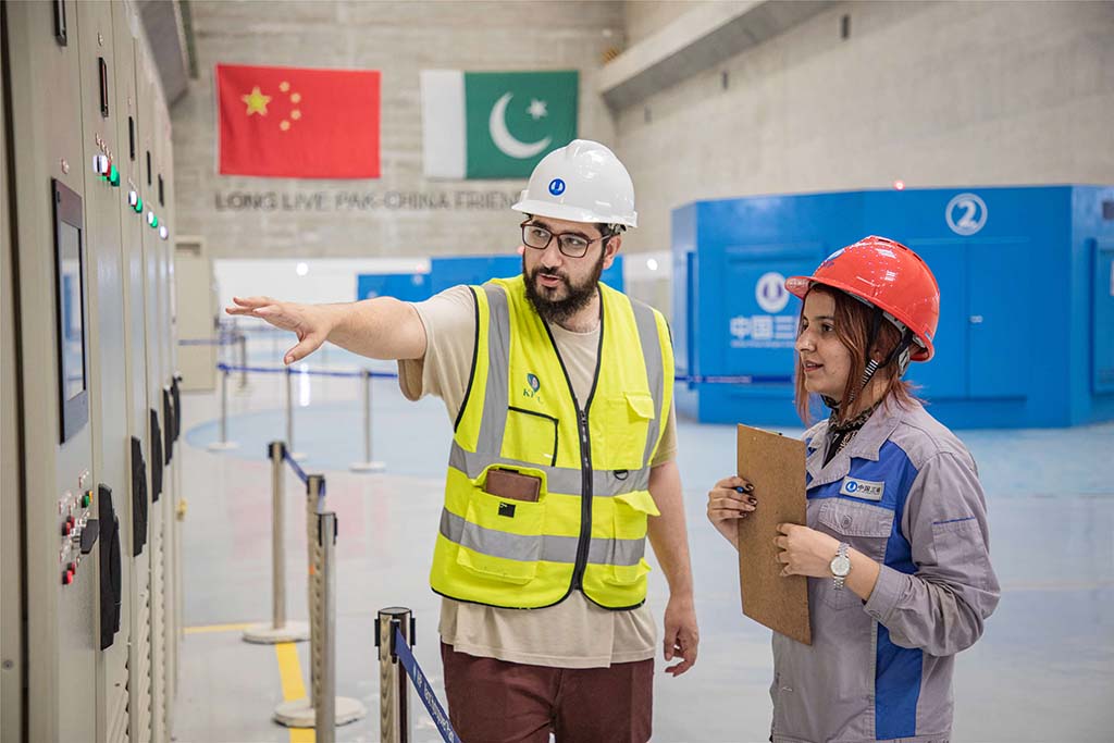 7月14日，巴方工作人員在卡洛特水電站-地下電廠檢查數(shù)據(jù)。 （人民網(wǎng)記者 薛丹攝）