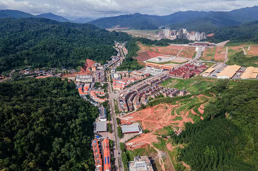 磨憨口岸俯瞰，右前方高層白色建筑群為老撾境內(nèi)。人民網(wǎng)記者 符皓攝