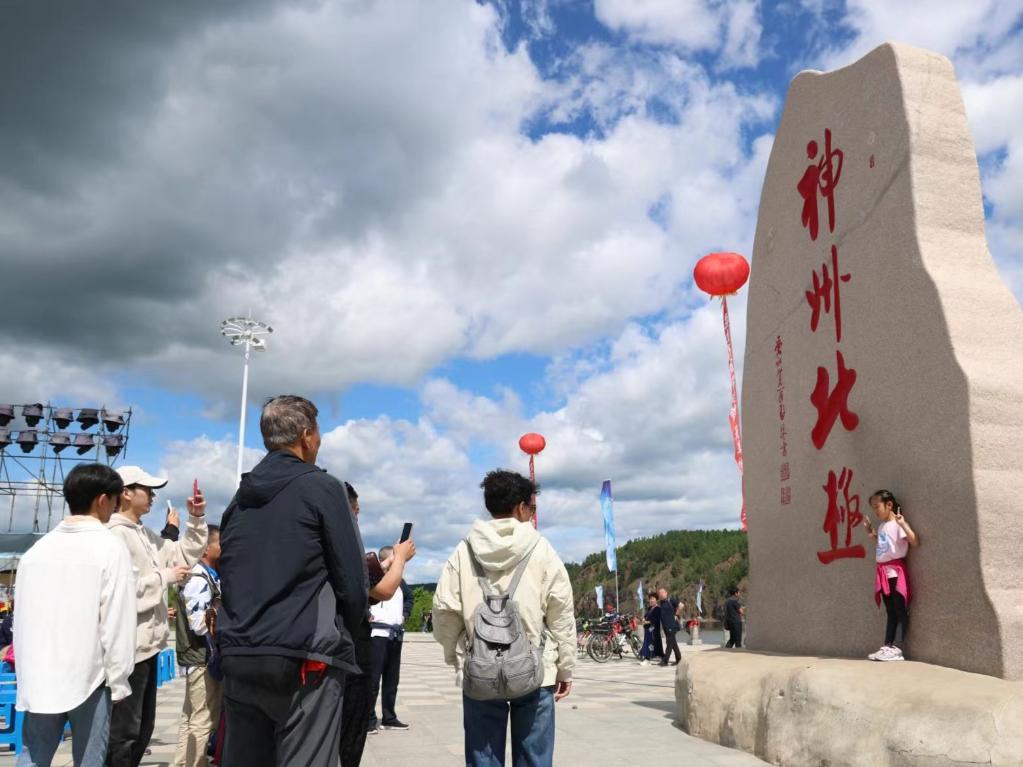 游客在漠河市地標(biāo)前打卡。新華社記者 徐凱鑫攝