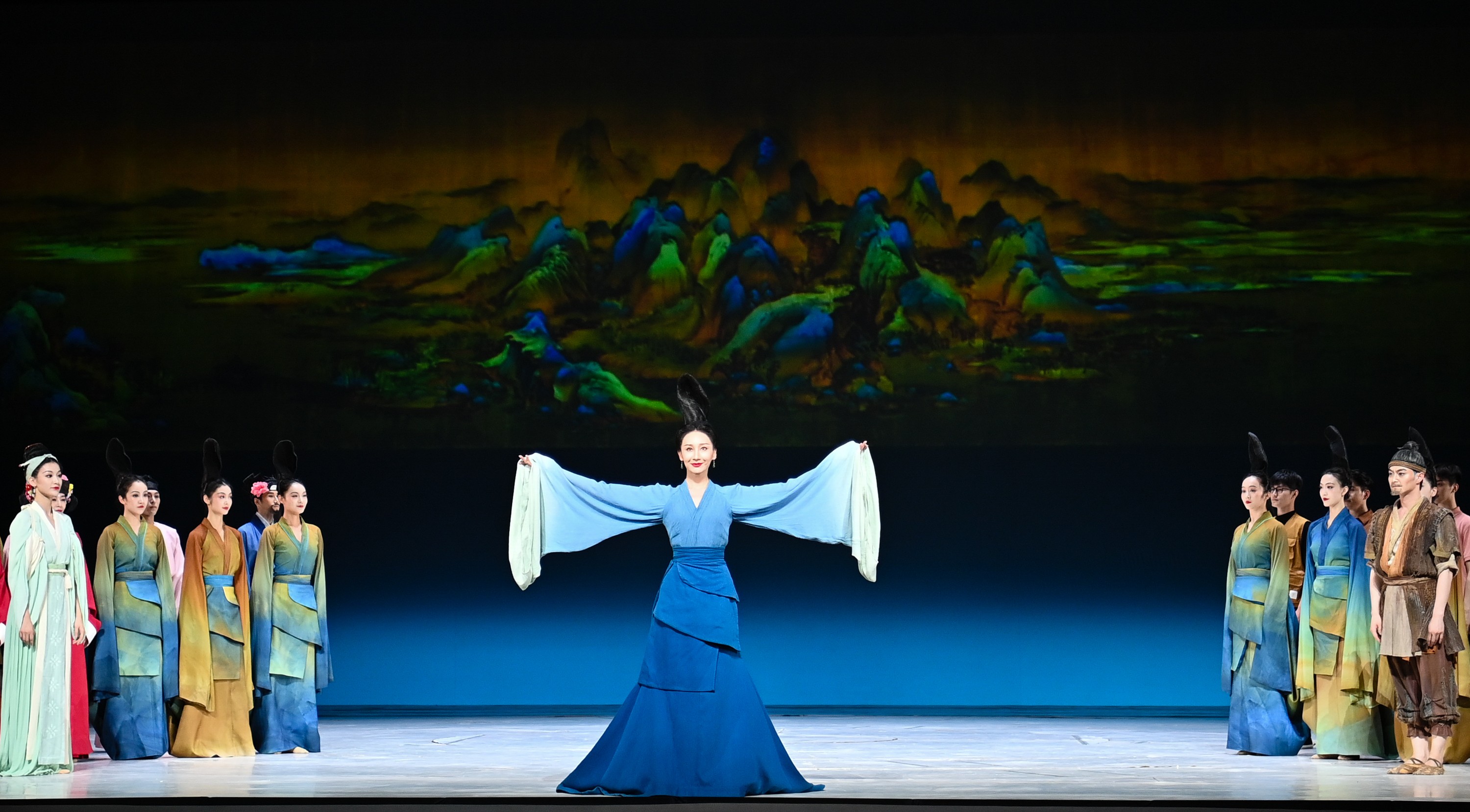 2023年7月20日，中國東方演藝集團(tuán)演員在烏魯木齊文化中心大劇院表演舞蹈詩劇《只此青綠》。新華社記者 李響 攝