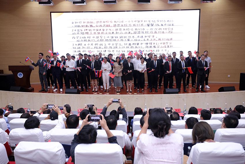7月31日，昆明鐵道職業(yè)技術(shù)學院舉行援老撾鐵道職業(yè)技術(shù)學院項目教育能力建設(shè)教師培養(yǎng)班結(jié)業(yè)典禮。 昆明鐵道職業(yè)技術(shù)學院供圖