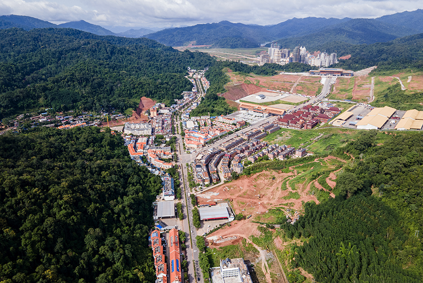 磨憨口岸俯瞰，右前方高層白色建筑群為老撾境內(nèi)。人民網(wǎng)記者 符皓攝