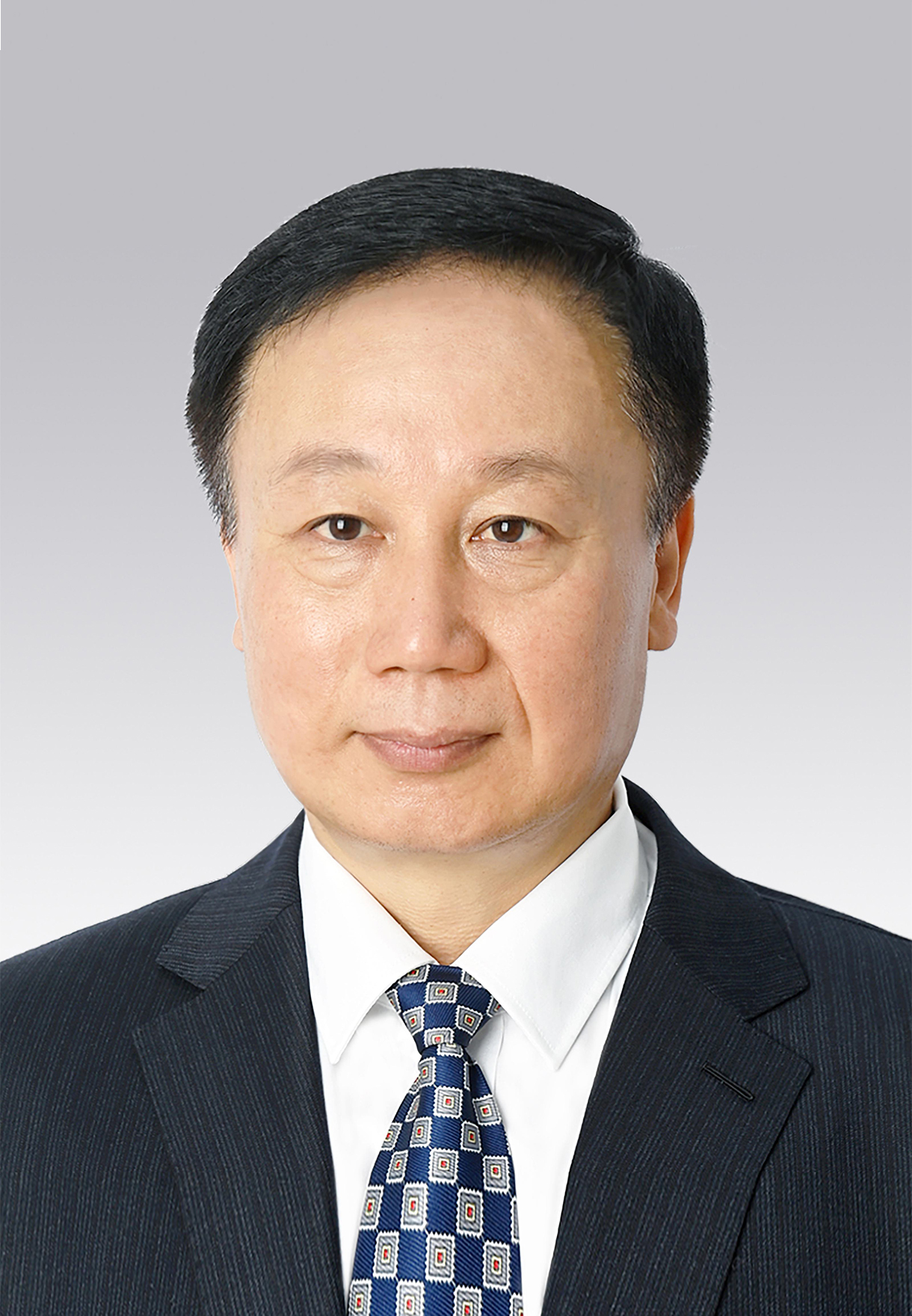 馬宏偉，男，滿族，1969年4月生，研究生學(xué)歷，中共黨員，現(xiàn)任人民日報社副總編輯。